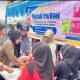 Suasana warga berbelanja sembako pada pasar murah Pemkab Kotabaru di Siring Laut menjelang Lebaran.