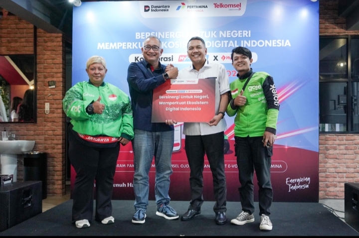 Peluncuran program paket data ojol MyPertamina dan MyTelkomsel dengan bonus voucher BBM.
