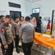 Petugas kepolisian mengevakuasi korban wisatawan yang ditemukan meninggal di Air Terjun Mandin Damar ke Puskesmas Mantewe Tanah Bumbu.