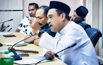 Ketua Komisi II DPRD Tanah Bumbu Andi Erwin Prasetya memimpin rapat kerja terkait relokasi pedagang Pasar Pagatan.