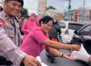 Personel Brimob Polda Kalsel membagikan takjil Ramadan kepada pengendara di Banjarbaru.