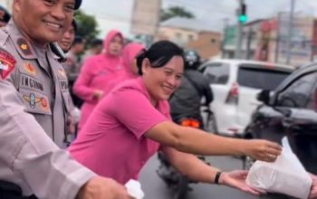 Personel Brimob Polda Kalsel membagikan takjil Ramadan kepada pengendara di Banjarbaru.