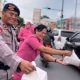 Personel Brimob Polda Kalsel membagikan takjil Ramadan kepada pengendara di Banjarbaru.