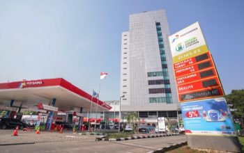 SPBU Pertamina dengan papan harga BBM di area pengisian bahan bakar.