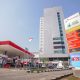 SPBU Pertamina dengan papan harga BBM di area pengisian bahan bakar.