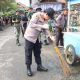 Personel Polsek Amuntai Selatan Polres HSU bersama warga melakukan gotong royong membersihkan lingkungan dalam Gerakan ASRI di Telaga Silaba.