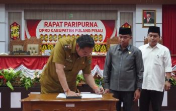 Wakil Bupati Pulang Pisau Ahmad Jayadikarta menandatangani perubahan Propemperda 2026 dalam rapat paripurna DPRD Pulang Pisau.