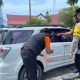 Polisi memeriksa mobil korban pencurian dengan modus pecah kaca di sekitar Rujab Gubernur Kalimantan Tengah di Palangka Raya.