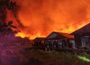 Kebakaran besar melanda permukiman padat di Jalan Dr Murjani Palangka Raya dan berdampak pada puluhan rumah warga.