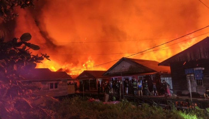 Kebakaran Jelang Magrib di Dr Murjani Palangka Raya, Sekitar 20 Rumah Warga Terdampak
