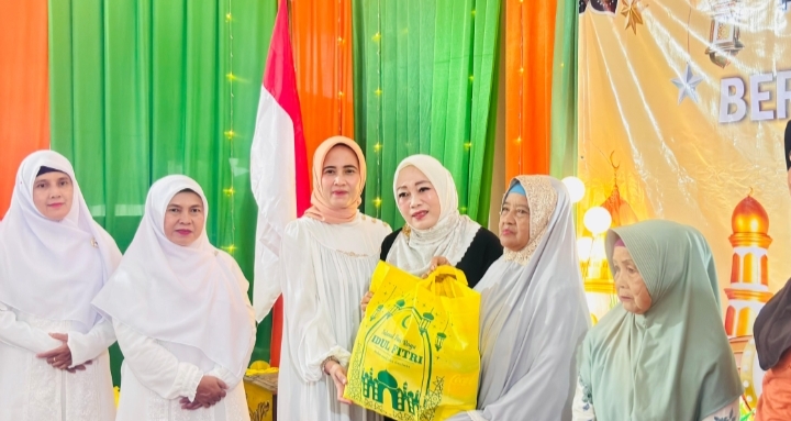 Ketua DWP Kotabaru Risna S Pane Eka Safrudin menyerahkan bantuan sosial pada kegiatan pertemuan rutin dan buka puasa bersama di Gedung Wanita Ratu Intan.
