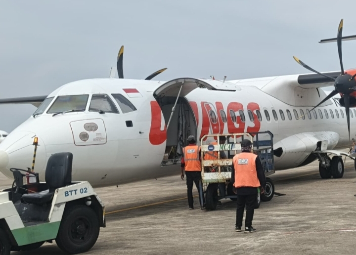 Pesawat Wings Air ATR 72 pada penerbangan perdana rute Palangka Raya–Pangkalan Bun di Bandara Tjilik Riwut.