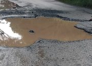 Jalan Sungai Pinang–Pelaihari Rusak Parah 8 Km, Kendaraan Banyak Rusak