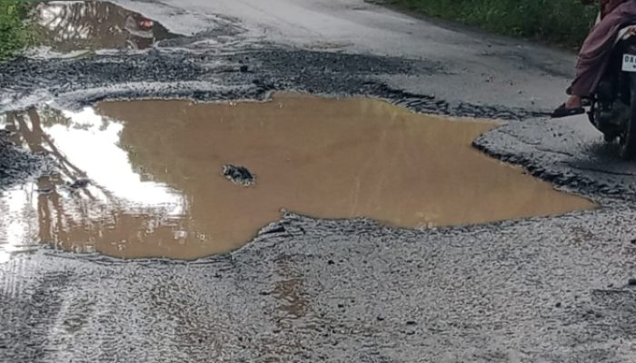 Jalan Sungai Pinang–Pelaihari Rusak Parah 8 Km, Kendaraan Banyak Rusak