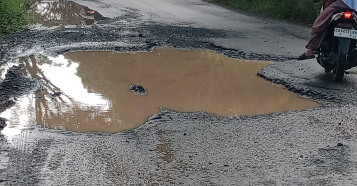 Jalan Sungai Pinang–Pelaihari di Tanah Laut rusak parah dengan lubang besar dan genangan air yang membahayakan pengendara.