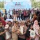 Gubernur Kalteng Agustiar Sabran menyerahkan bantuan pangan kepada warga pada penyaluran Banpres dan Gerakan Pangan Murah di Palangka Raya.