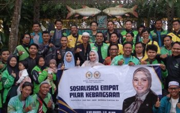 Bidan Sean berfoto bersama driver ojek online setelah kegiatan buka puasa bersama dan sosialisasi Empat Pilar MPR RI di Palangka Raya.