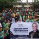 Bidan Sean berfoto bersama driver ojek online setelah kegiatan buka puasa bersama dan sosialisasi Empat Pilar MPR RI di Palangka Raya.