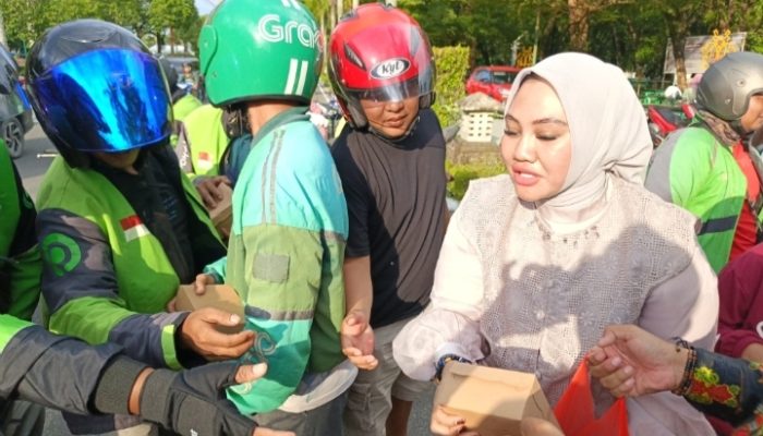 Jelang Buka Puasa, Bidan Sean Bagikan 200 Takjil kepada Pengendara di Palangka Raya