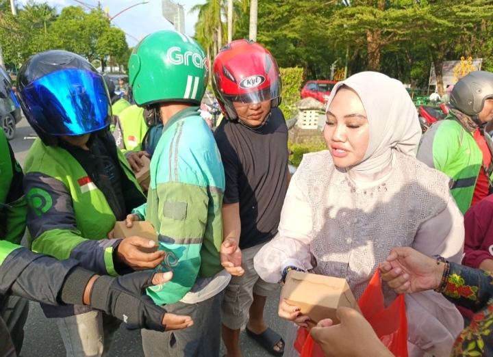 Bidan Sean membagikan takjil kepada pengendara dan driver ojol di Jalan Yos Sudarso Palangka Raya saat Ramadan.