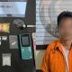 Tersangka R alias Engot dan barang bukti 27 paket sabu yang disita Satresnarkoba Polres Hulu Sungai Utara dalam kasus peredaran narkoba di Amuntai.
