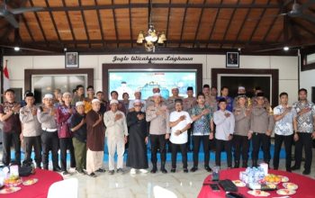 Wakapolres Tanah Laut Kompol Thomas Afrian menghadiri buka puasa bersama awak media di Mapolres Tanah Laut.
