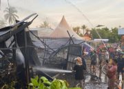 Petugas damkar memadamkan kebakaran di pusat kuliner Puja Sera Palangka Raya yang membakar sejumlah lapak dan dua sepeda motor.