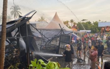 Petugas damkar memadamkan kebakaran di pusat kuliner Puja Sera Palangka Raya yang membakar sejumlah lapak dan dua sepeda motor.