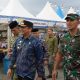 Bupati Tanah Bumbu Andi Rudi Latif bersama Dandim 1022/Tanah Bumbu Letkol Inf Zierda Aulia Salam meninjau stan UMKM dalam kegiatan Aksi Bajual Wadai Ramadan 2026 di Simpang Empat.