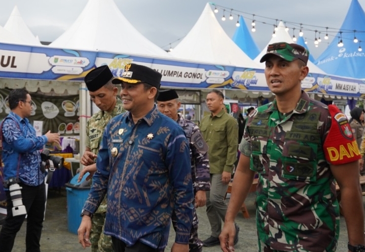 Bupati Tanah Bumbu Andi Rudi Latif bersama Dandim 1022/Tanah Bumbu Letkol Inf Zierda Aulia Salam meninjau stan UMKM dalam kegiatan Aksi Bajual Wadai Ramadan 2026 di Simpang Empat.