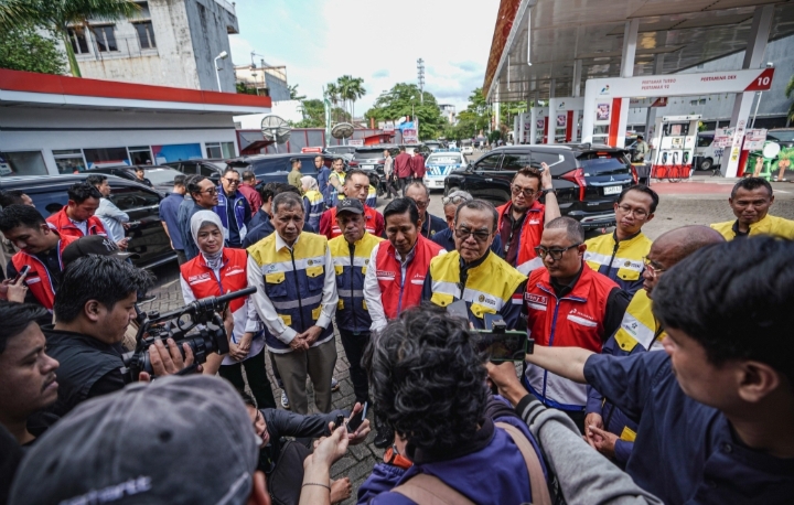 Jajaran Kementerian ESDM, BPH Migas, dan Pertamina Patra Niaga saat meninjau kesiapan pasokan BBM dan LPG di SPBU Makassar menjelang Idulfitri.