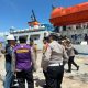 Polisi dan petugas pelabuhan memeriksa kapal penumpang di Pelabuhan Stagen Kotabaru untuk memastikan kelengkapan alat keselamatan menjelang mudik Lebaran.