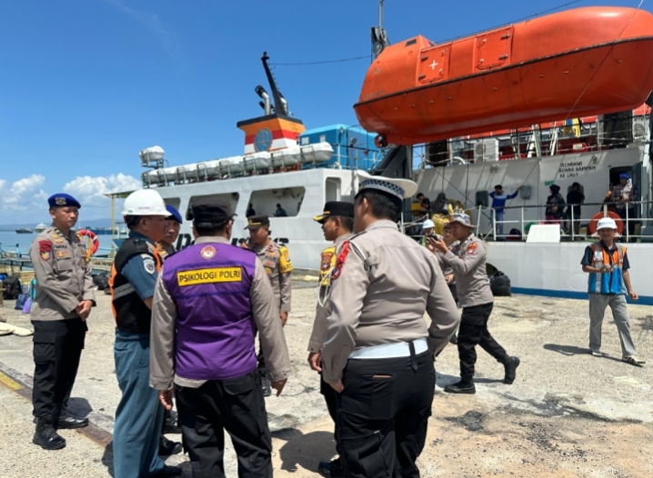 Polisi dan petugas pelabuhan memeriksa kapal penumpang di Pelabuhan Stagen Kotabaru untuk memastikan kelengkapan alat keselamatan menjelang mudik Lebaran.