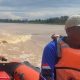 Tim SAR melakukan pencarian korban tenggelam di Sungai Kahayan Pulang Pisau menggunakan perahu karet.