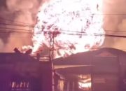 Pabrik Cat di Gresik Terbakar Hebat Dini Hari, Api Membumbung Picu Kepanikan Warga