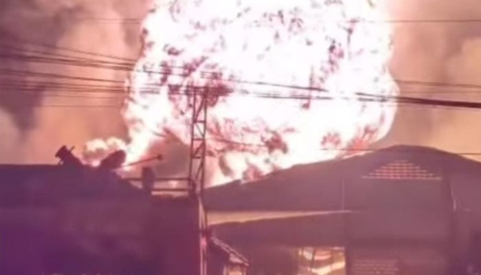 Pabrik Cat di Gresik Terbakar Hebat Dini Hari, Api Membumbung Picu Kepanikan Warga