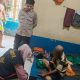 Petugas medis Polres HSU memeriksa kesehatan tahanan di klinik untuk memastikan kondisi tetap stabil.