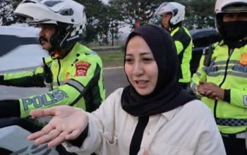 Polisi mengantar pemudik dengan sepeda motor setelah tertinggal di rest area Tol Cipali saat mudik Lebaran.