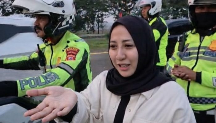 Pemudik Tertinggal di Rest Area Tol Cipali, Polisi Bantu Kejar Rombongan