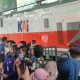 Sejumlah pemudik memadati Stasiun Gubeng Surabaya pada H-1 Lebaran 2026 dengan antrean panjang di area keberangkatan.
