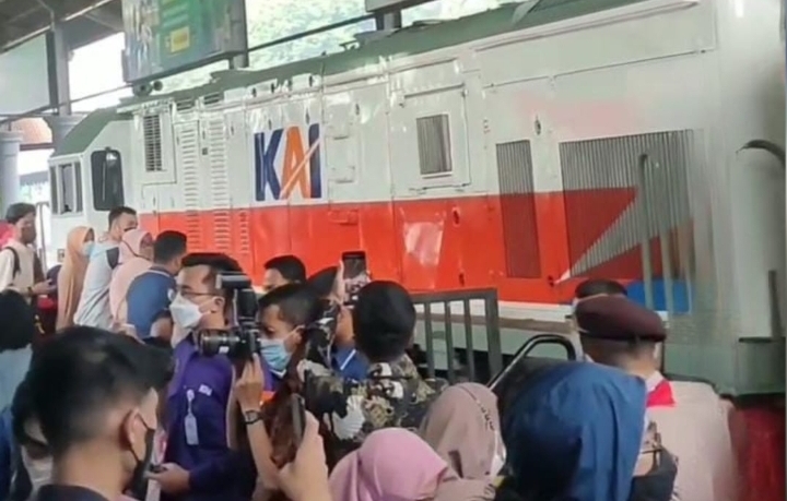 Sejumlah pemudik memadati Stasiun Gubeng Surabaya pada H-1 Lebaran 2026 dengan antrean panjang di area keberangkatan.