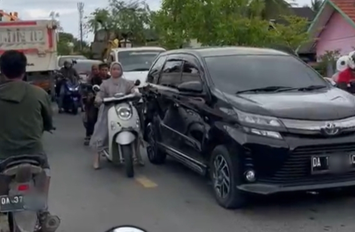 Kendaraan roda dua dan roda empat memadati jalan di Kusan Hilir, Tanah Bumbu saat arus silaturahmi Lebaran 2026.