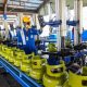 Petugas Pertamina mengisi tabung LPG 3 kg di stasiun pengisian untuk memenuhi kebutuhan masyarakat selama Ramadan dan Lebaran 2026.
