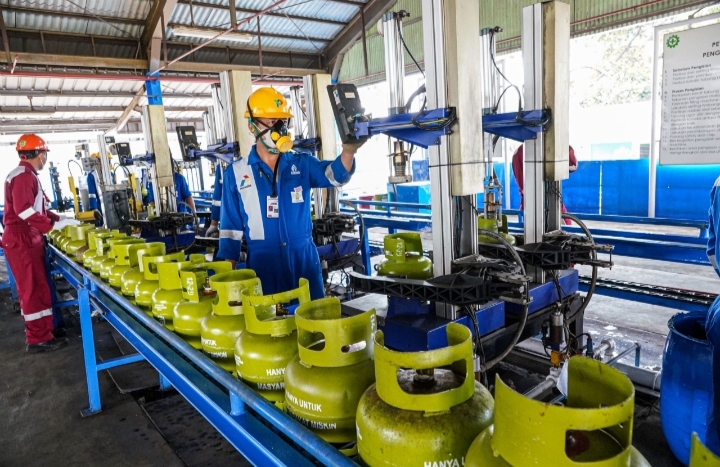 Petugas Pertamina mengisi tabung LPG 3 kg di stasiun pengisian untuk memenuhi kebutuhan masyarakat selama Ramadan dan Lebaran 2026.