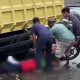 Warga membantu mengevakuasi pengendara motor usai kecelakaan dengan truk di Desa Lumbang, Muara Uya, Tabalong.