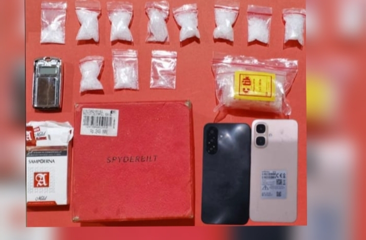 Barang bukti sabu berupa beberapa paket plastik bersama ponsel dan alat lainnya yang disita Polres Tanah Laut.