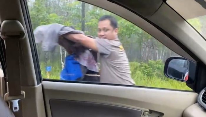 Mobil Mogok di Satui, Polisi Evakuasi Ibu dan Bayi