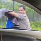 Polisi Satui membantu ibu pascamelahirkan di tengah hujan saat evakuasi dari mobil mogok di Tanah Bumbu.
