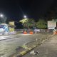 Suasana Pelabuhan Ferry Batulicin pada malam hari yang sepi dengan area antrean kendaraan yang kosong.