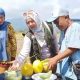 Pengunjung mencoba melon segar di lokasi wisata kebun melon di Sumedang sebelum memetik langsung dari tanaman.